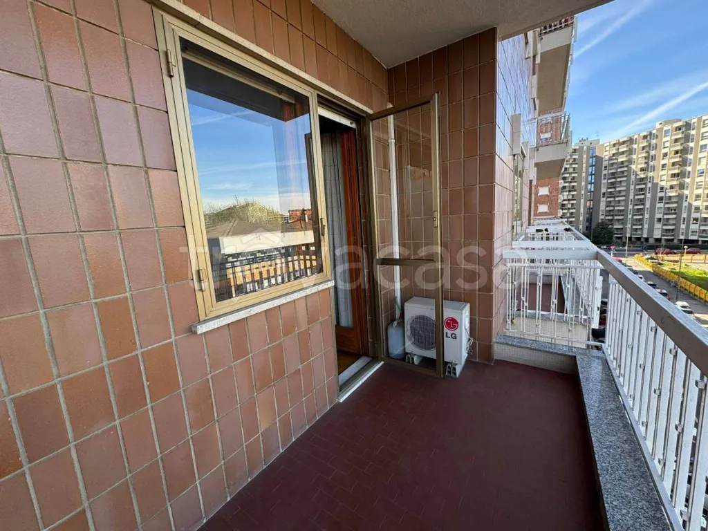 Balcony - Bright Apartment with Balcony in Turin
