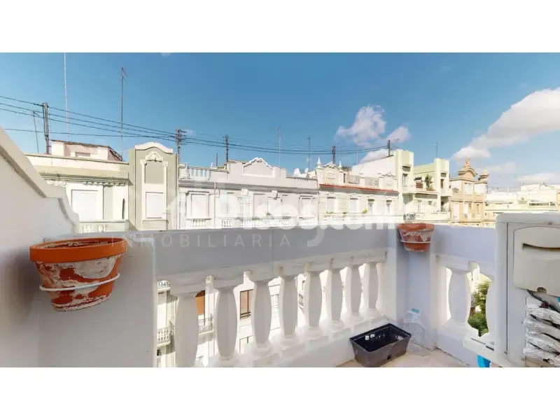 Balcone - Ample Apartment with Terrace in Carrer de Císcar