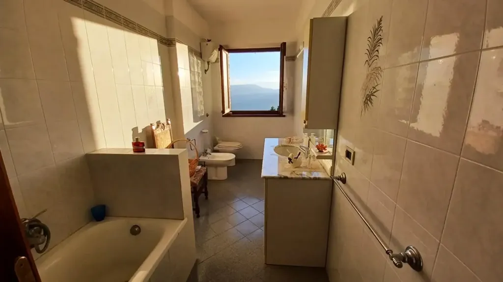 Salles de bain - Bifurcated Villa with Panoramic View in Casole d'Elsa