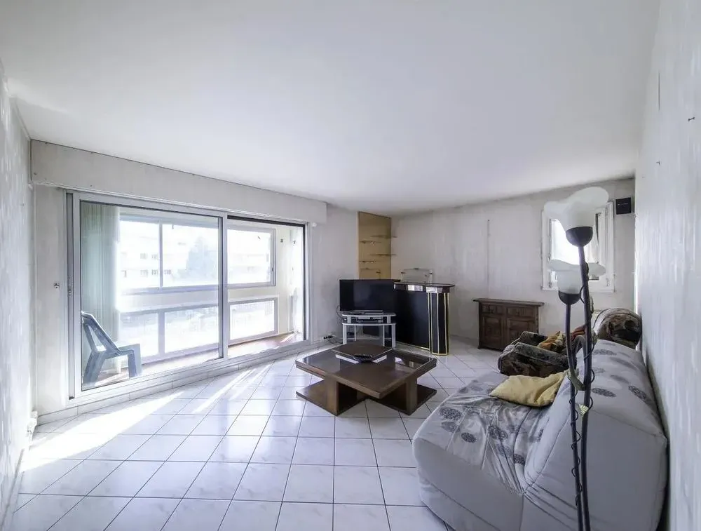 Séjour - Appartement 4 Pièces avec Loggia à Poitiers