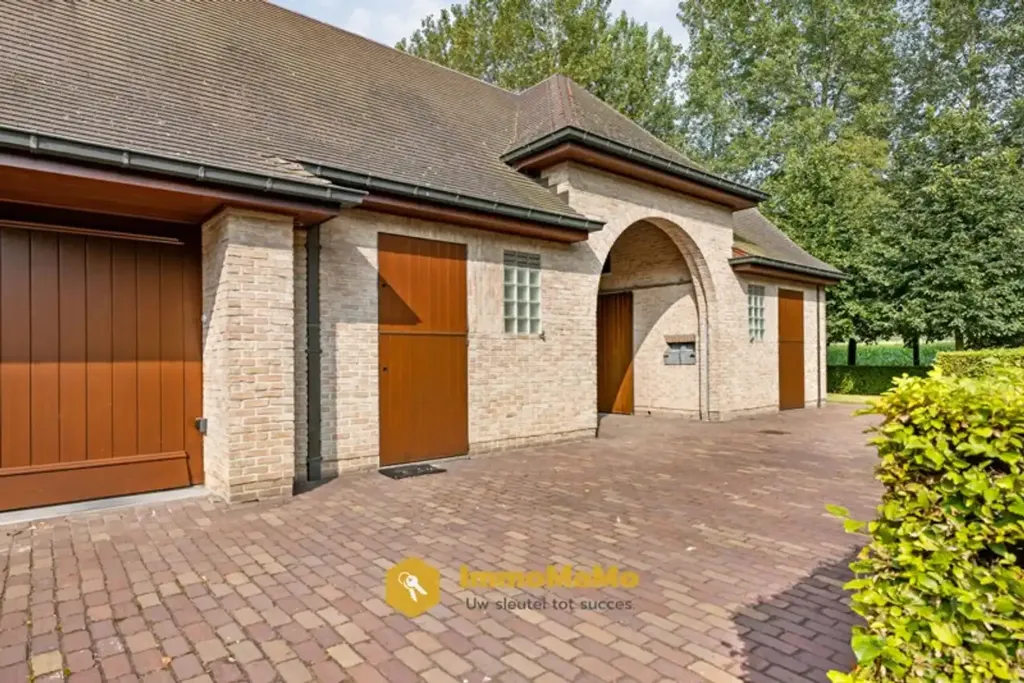 Extérieur - Villa avec Piscine Intérieure et Écuries à Mendonk