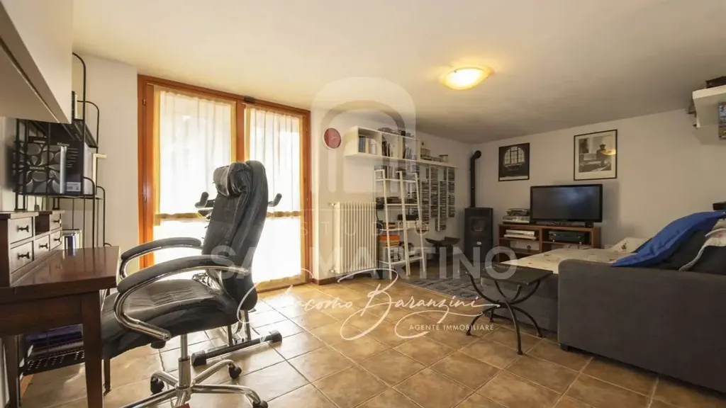Bureau - Villa with Garden in Travedona-Monate