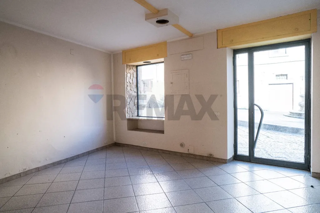 Toad - Commercial Space with Street Frontage in Enna