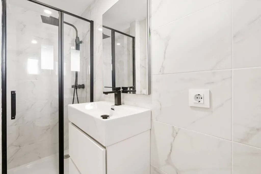 Bathrooms - Luxury Apartment with Marina Access in Empuriabrava