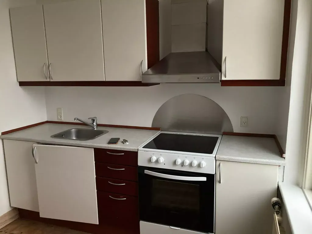 Köök - Spacious 2-Bedroom Flat with Garden in 5300