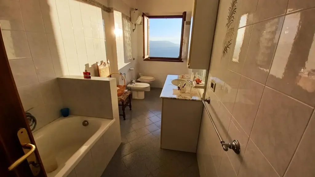 Salles de bain - Bifurcated Villa with Panoramic View in Casole d'Elsa