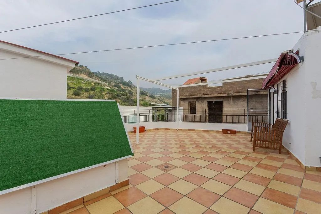 Terrasse - Three-Bedroom House with Terrace in Ítrabo