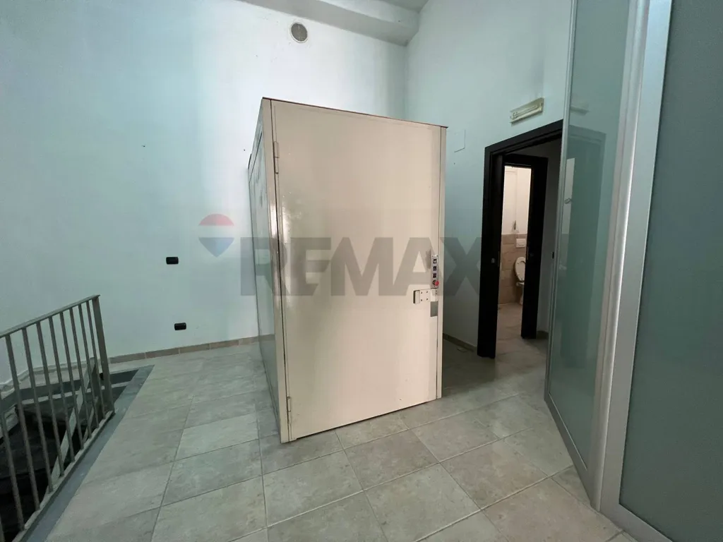 Esik - Commercial Space with Vitrines in Monopoli