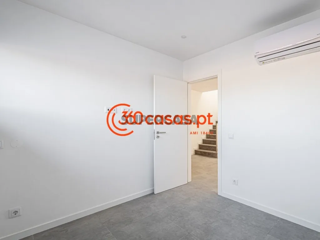 Toad - Modern Duplex with Garden in Olhão