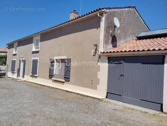 Extérieur - Maison d'Époque dans un Village Paisible