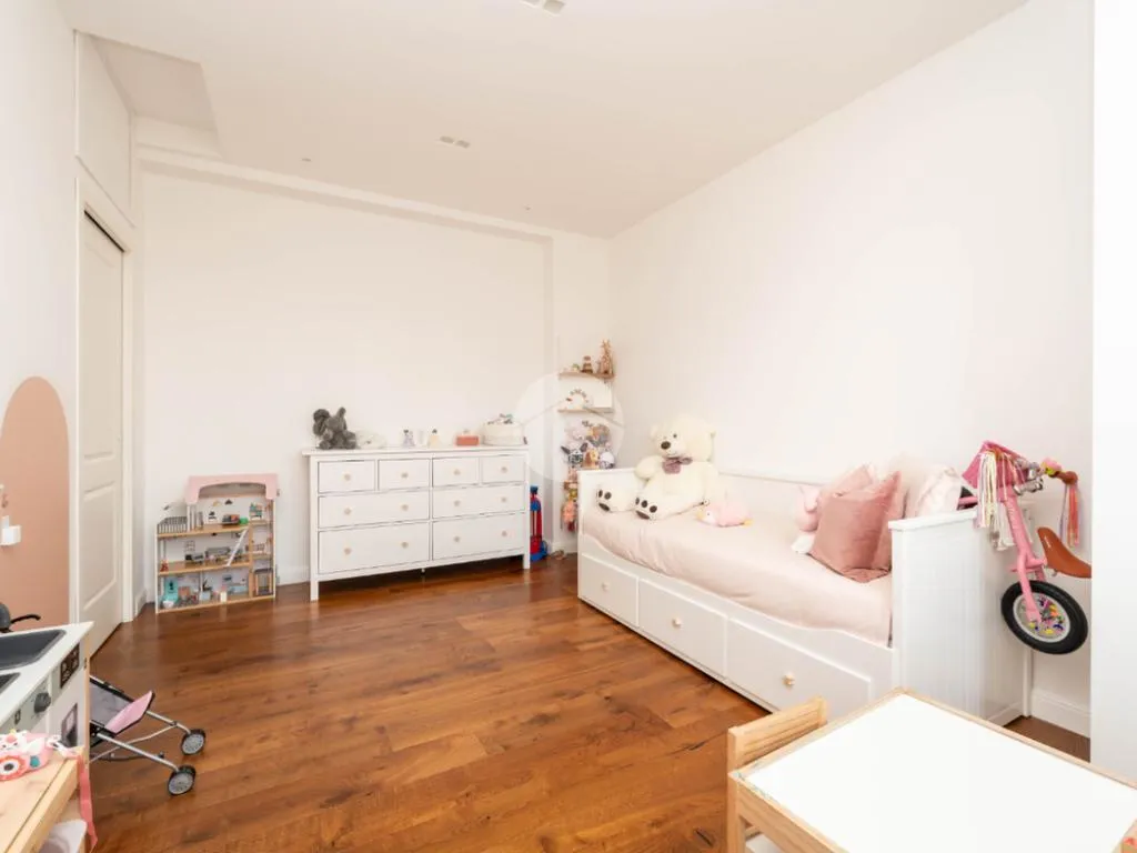 Chambres - Fully Furnished Triplex with Balcony in Pero