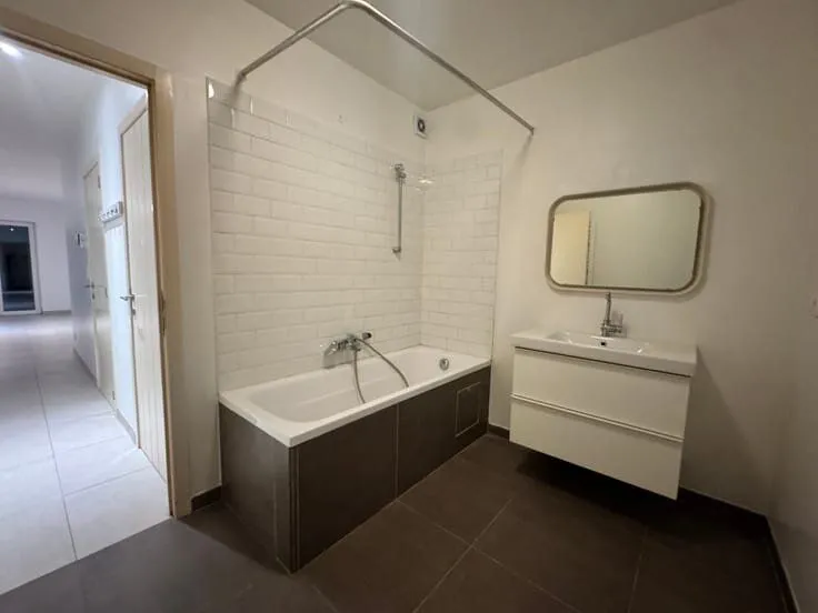Salles de bain - Appartement Récemment Construit avec Parking au Centre d'Ottignies