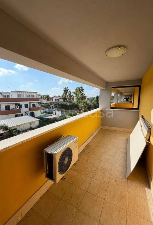 Balcon - Three-Level Apartment with Balcony in Cisterna di Latina