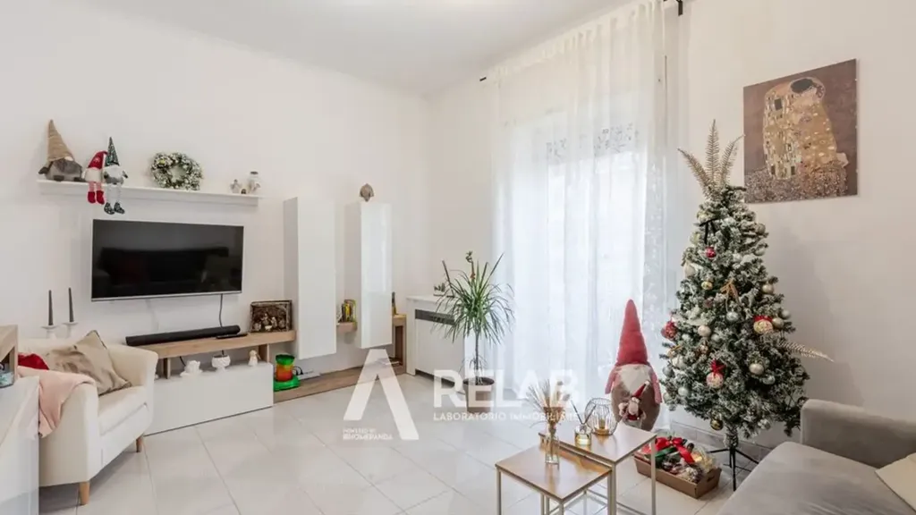 Séjour - Bright Trilocale with Balcony in Appio Claudio, Rome