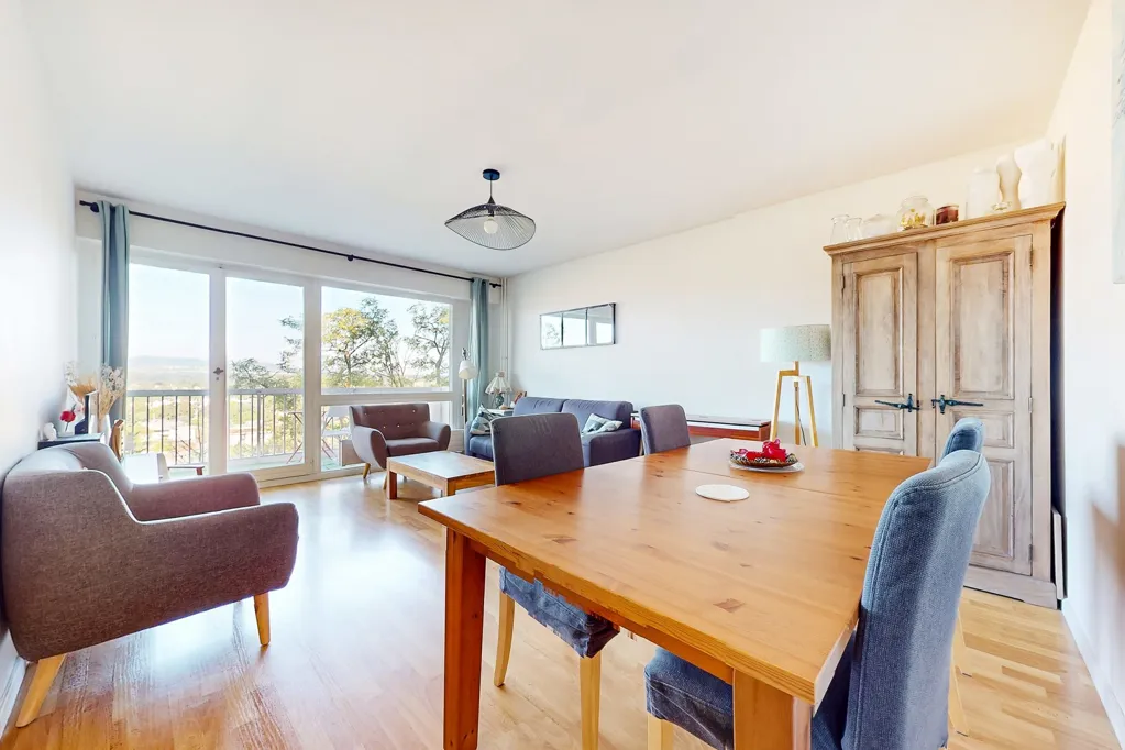Elutuba - T4 Flat with Balcony and View in Tassin