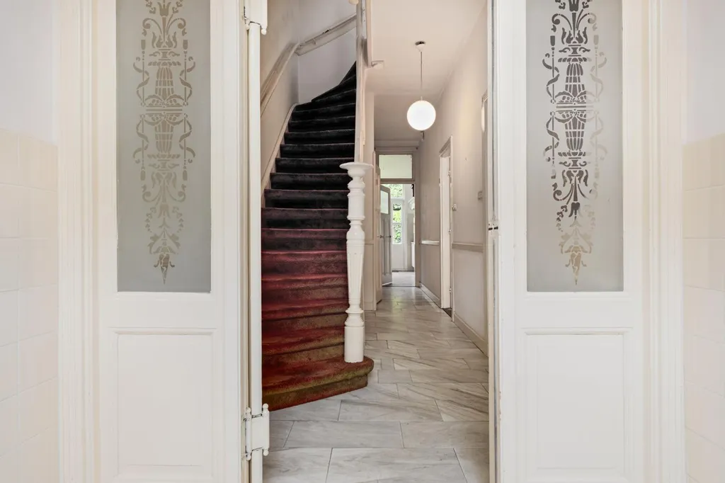 Entrée - Herrenhuis with Balcony in Duinoord, The Hague