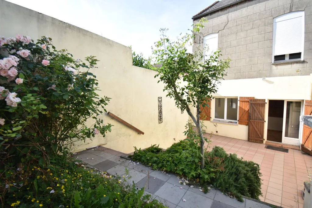 Garden - 8-Piece House with Terraces in Caudry Centre