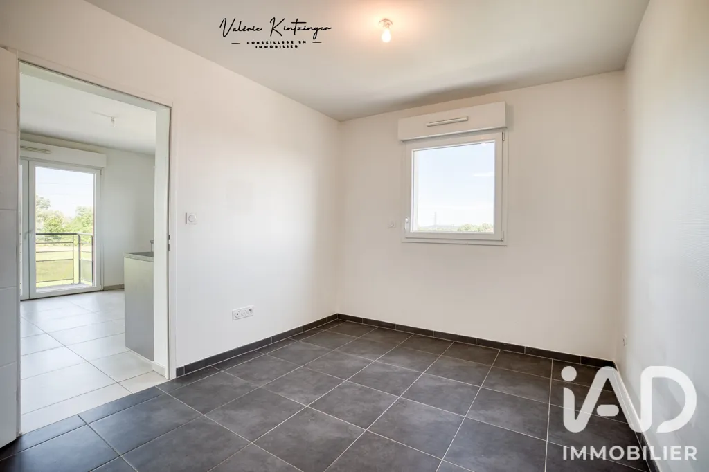 Pièces - Appartement avec Balcon et Garage à Manom