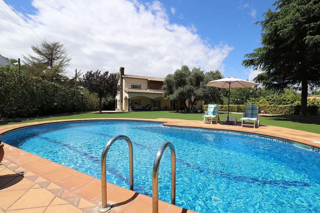 Piscine - Villa with Pool and Buildable Plot in Caldes de Malavella