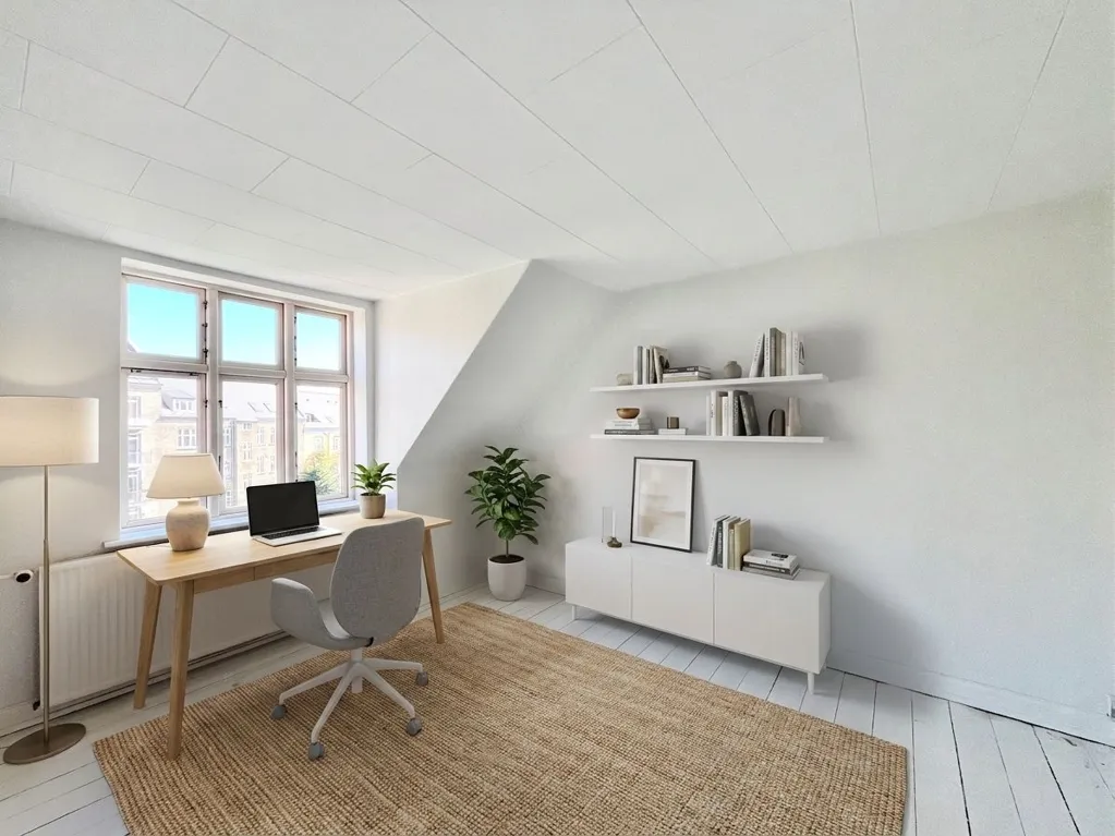 Bureau - 4-Bedroom Apartment with Central Location in Aalborg