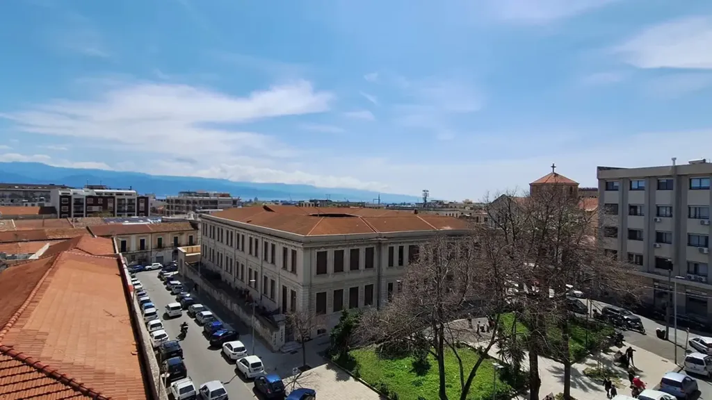 Balcon - Spacious Apartment with Balcony in Messina