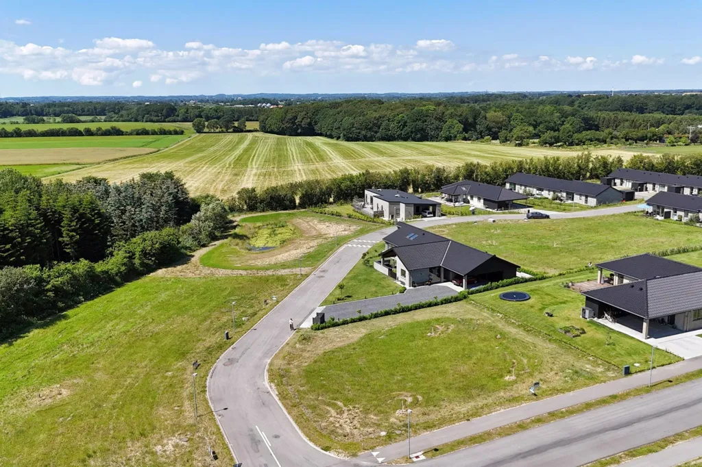 Aerial - Year-Round Plot with 4G Coverage in Årslev