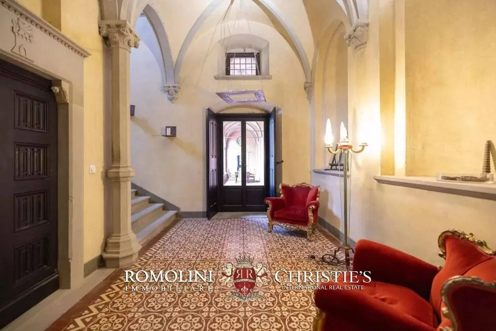 Entrée - Neo-Gothic Castle with Park in Reggello, Tuscany
