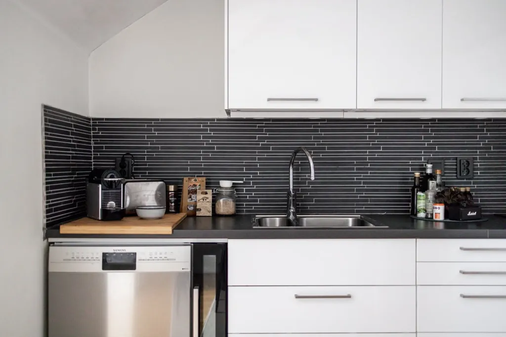 Kitchen - Charming Two-Bedroom Flat with Balcony in Central North