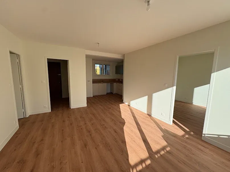 Séjour - Appartement Rénové avec Balcon à Caen