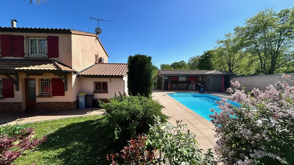 Piscine - Villa avec Piscine et Jardin à Flacé