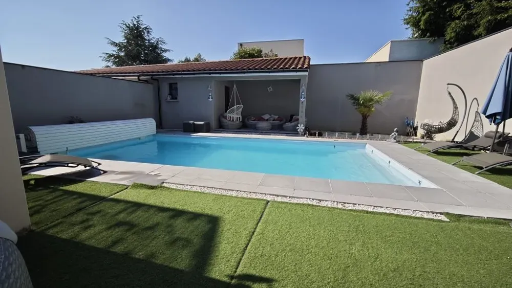 Bassein - Contemporary Villa with Pool in Monistrol/Loire