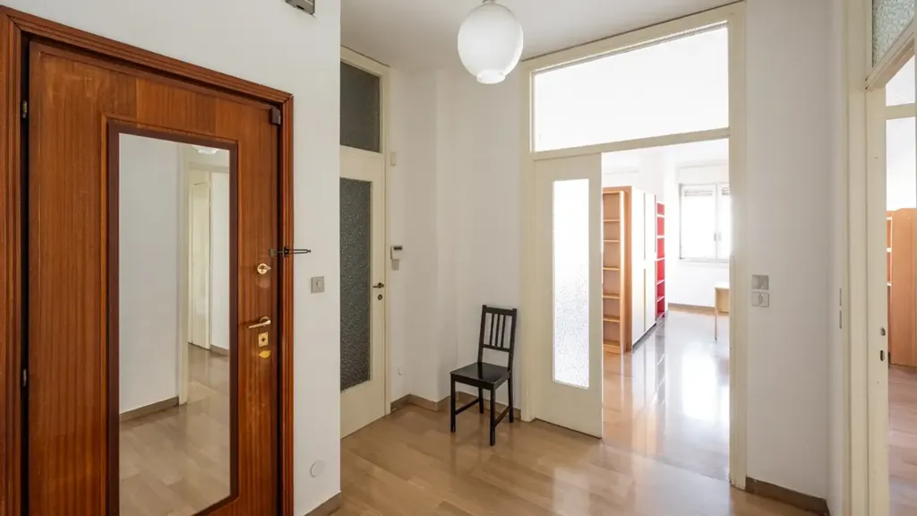 Entrée - Spacious 4-Bedroom Apartment with Balconies in Milan