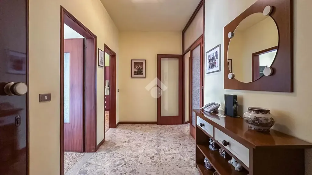 Entrée - Three-Bedroom Apartment with Balcony in Carpi