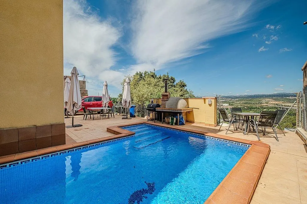 Bassein - Chalet with Pool and Terrace in Abrera