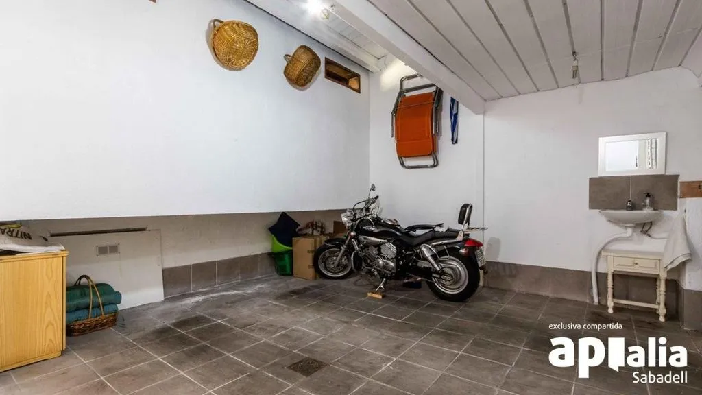 Garage - Luxury Villa with Garden in Terrassa