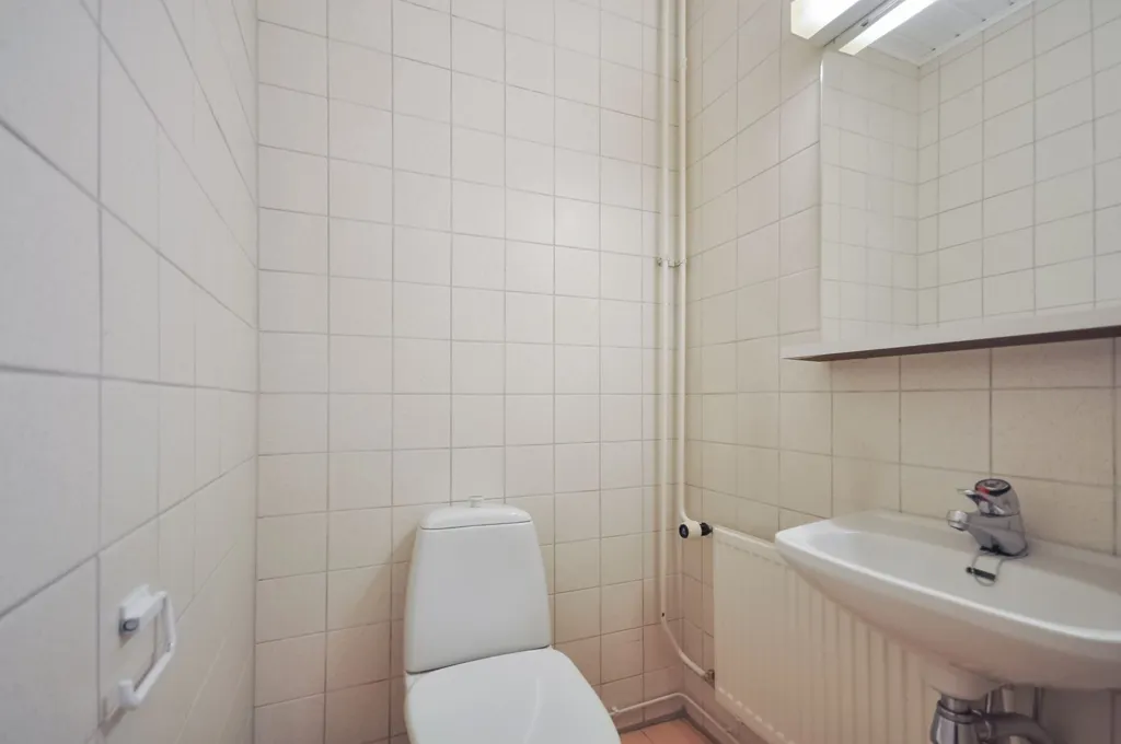 Salles de bain - Commercial Space with District Heating in Ylitornio