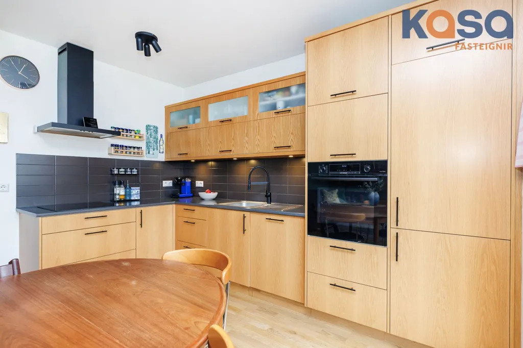 Cuisine - 3-Bed Apartment with Balcony in Naustahverfi