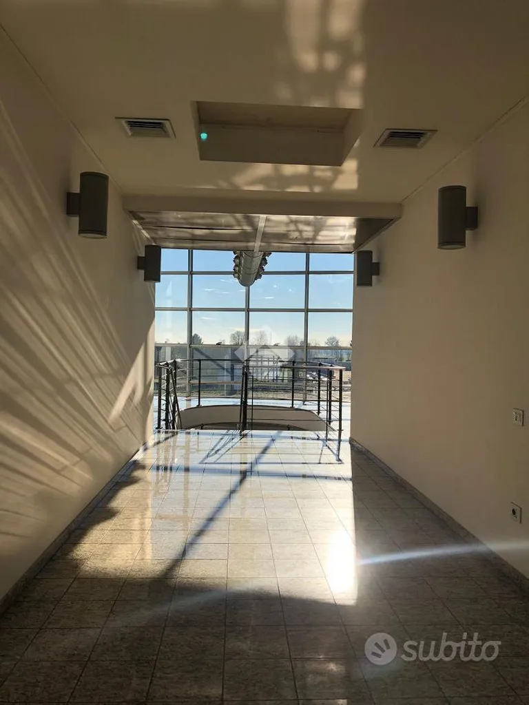 Entrée - Office Space with Parking in Urgnano