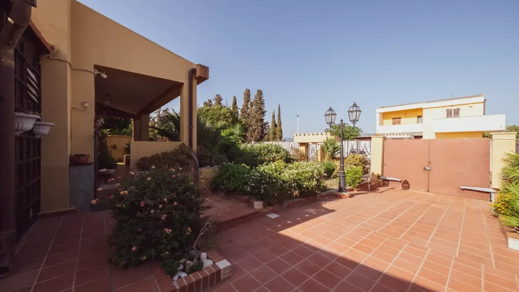 Jardin - Original Villa with Garden in Quartu Sant'Elena