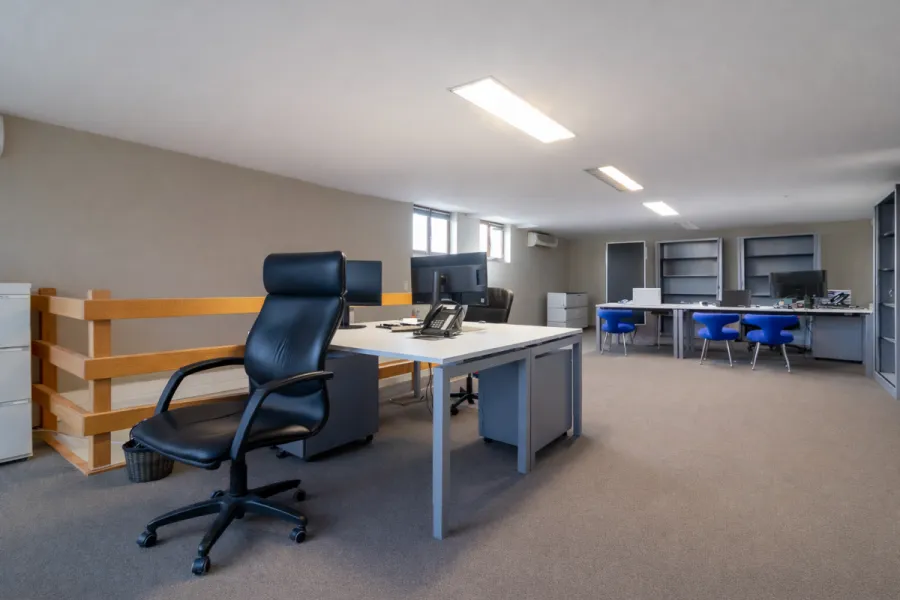 Bureau - Ensemble Professionnel avec Bureaux et Entrepôt à Wavre