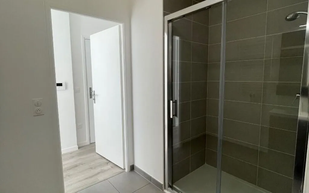 Salles de bain - Studio avec Balcon et Parking à Dugny