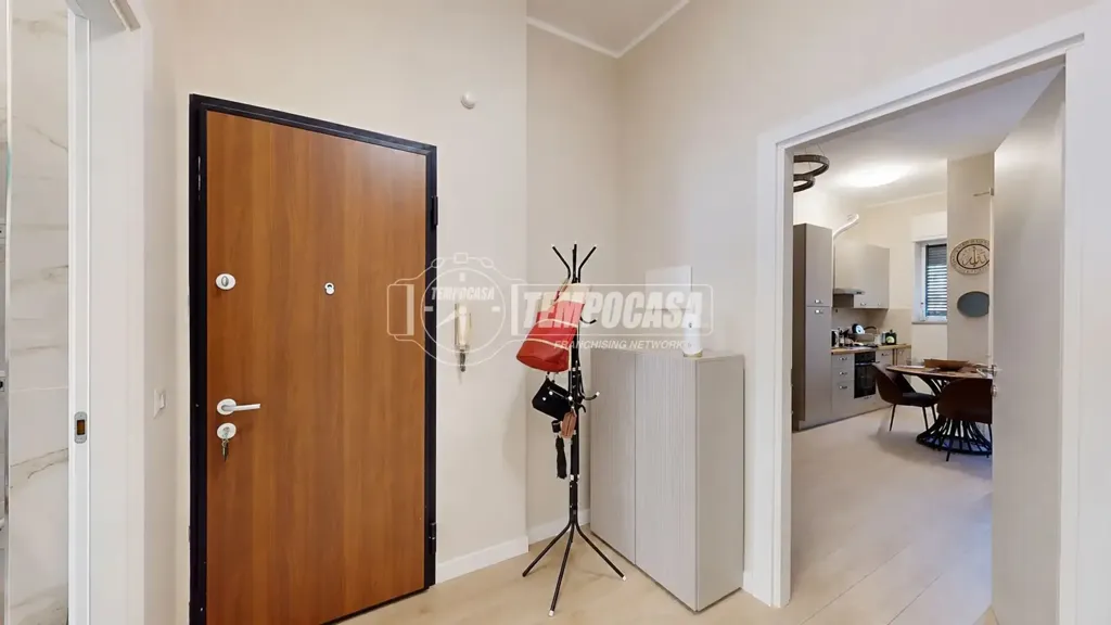 Entrée - Rear-Facing Flat with Balcony in Turin