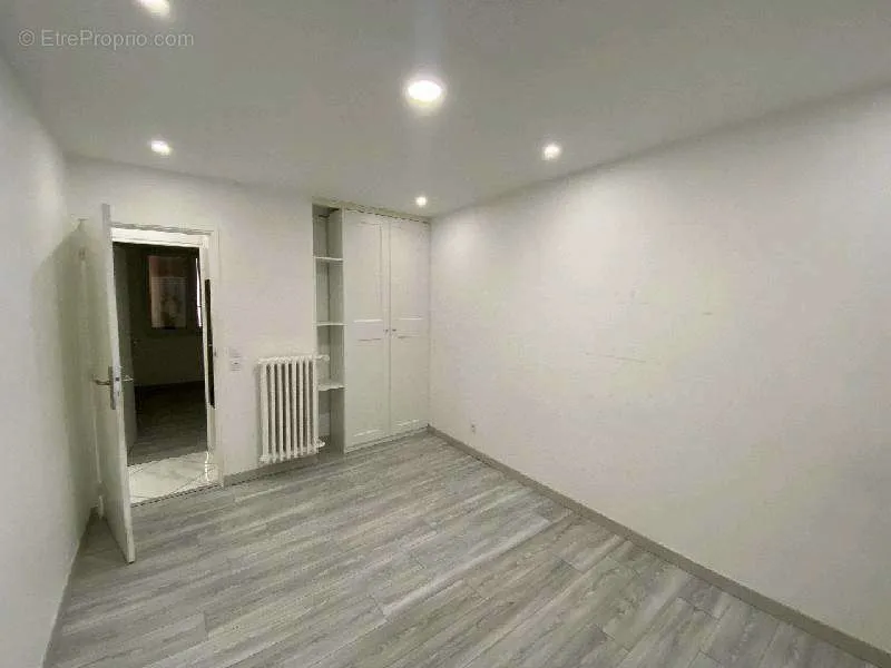 Toad - Stone Building Flat with Park View in Clichy-Sous-Bois