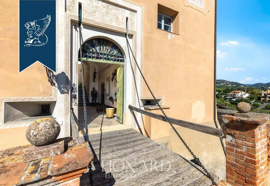 Välivaade - Medieval Castle with Sea View near Loano