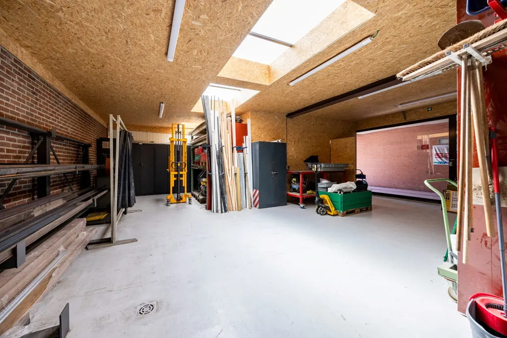Garaaž - House with Workshop in Wuustwezel