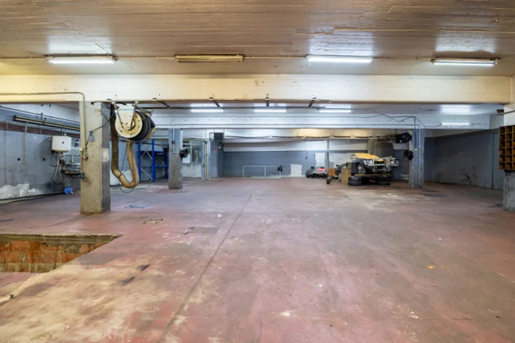 Garage - Building with 6 Apartments in Anderlecht