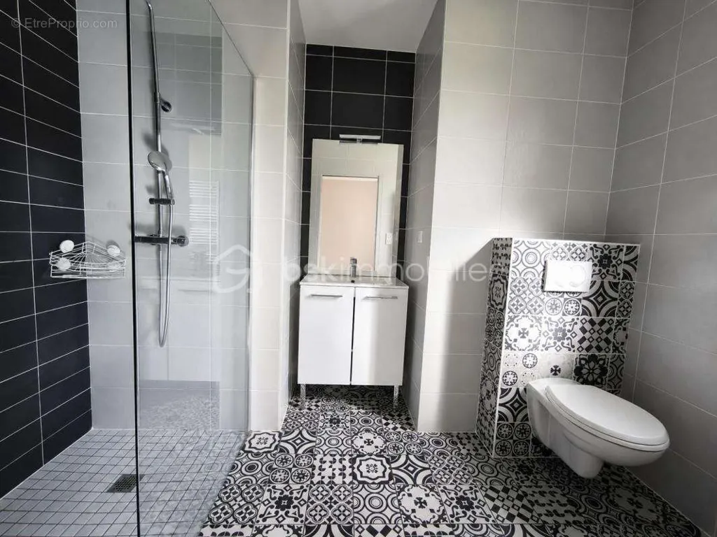 Salles de bain - Maison Contemporaine avec Terrasse à Proximité