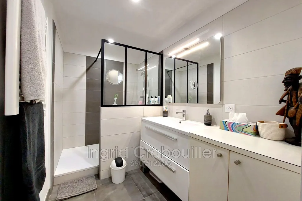 Bathrooms - Renovated Apartment with Panoramic View in Royan