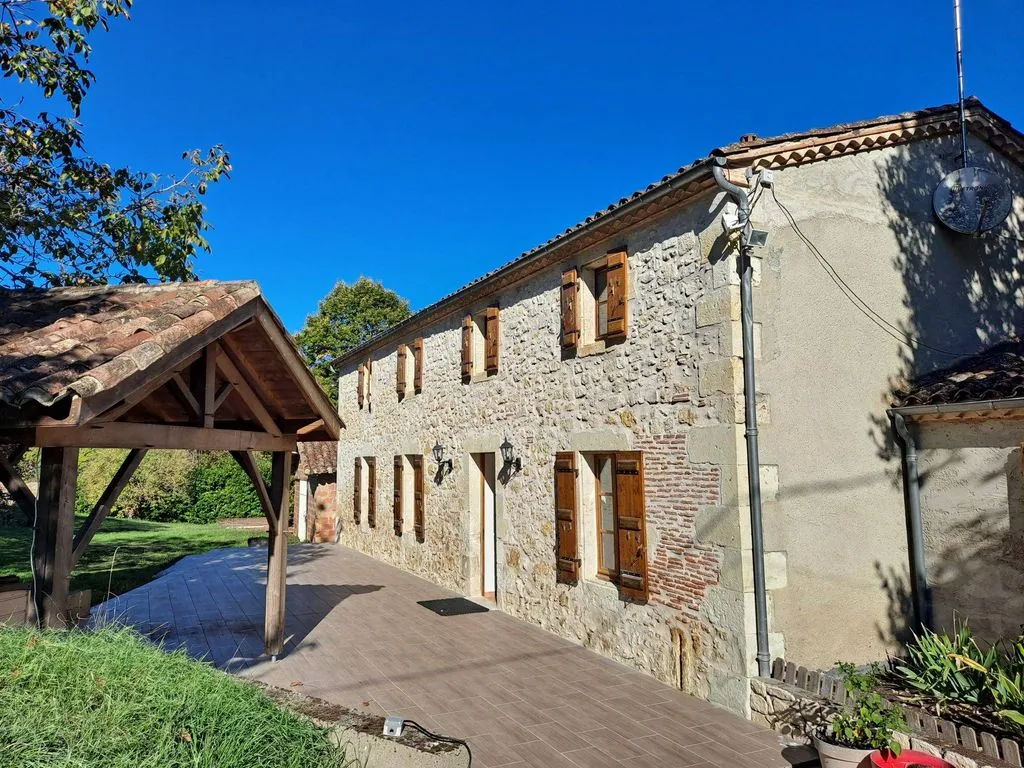 Exterior - Luxury House with Large Plot in Fleurance