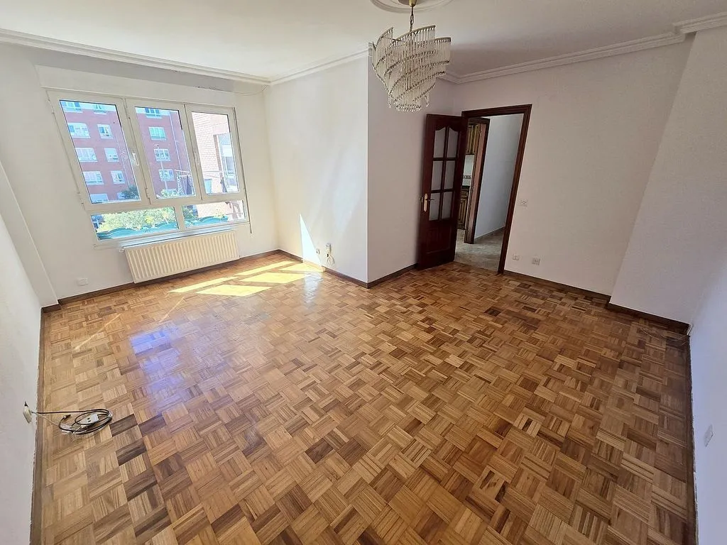 Elutuba - 3-Bedroom Flat with Garage in El Llano, Gijón